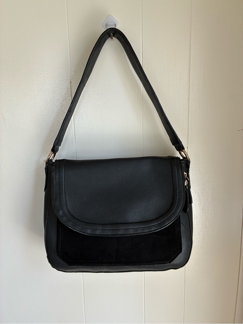 Elegant Black Shoulder Bag with Flap — Refined Everyday Carry